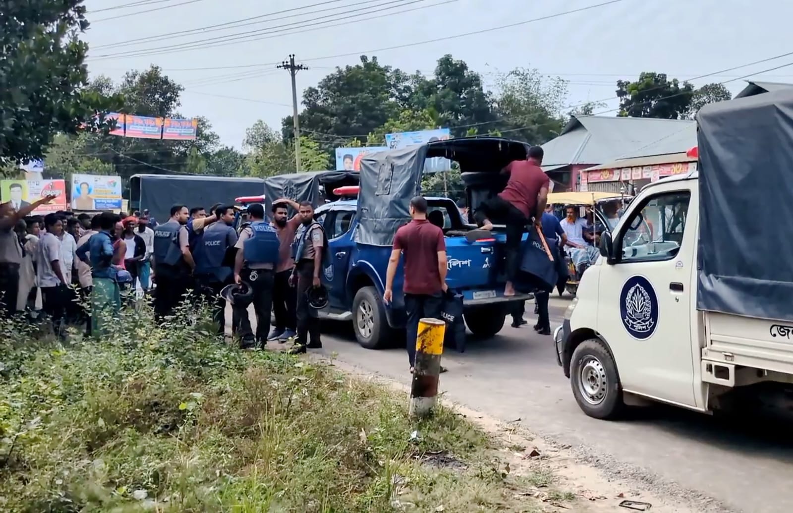 শেরপুরে দুই গ্রামবাসীর সংঘর্ষ, পুলিশসহ আহত ১০